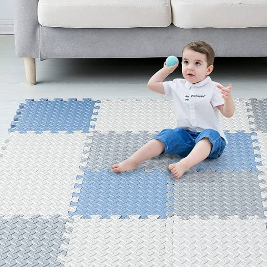 tapis d'éveil  enfants qui joue